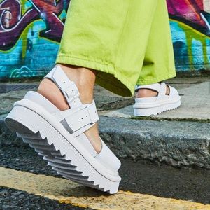 NWOT DR MARTENS VOSS MONO HYDRO LEATHER STRAP SANDALS